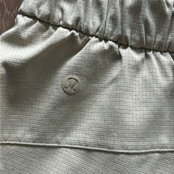 Lululemon Practical Play 3.5" Shorts Light Khaki Size 4 Pleats Mid Rise - Picture 5 of 6